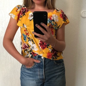 Gul sommartopp - En jättesöt gul midsommar topp! Kan bäras både off shoulder eller som en vanlig topp! Se bilder. Från gina tricot men bara använd ett fåtal gånger