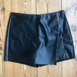 Shortskjol i läderimitation - Cool shortskjol i läderimitation från Zara. Snygg passform