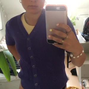 Stickad väst - Stickad lika väst från okänt märke, fint skick, finns ingen storlek men passar på mig som vanligtvis har s