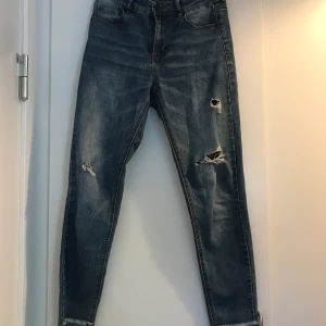 Jeans med hål  - Jeans med hål och sliten tvätt. Normal/låg midja. Från Pull & Bear.