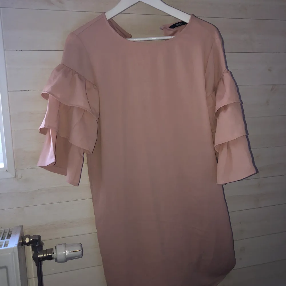 Ljusrosa klänning med volanger från only, perfekt till sommaren, strl S. Endast använd en gång, på bal! 150 kr, frakt tillkommer! 💜💕✨. Klänningar.