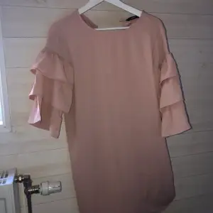 Ljusrosa klänning med volanger från only, perfekt till sommaren, strl S. Endast använd en gång, på bal! 150 kr, frakt tillkommer! 💜💕✨