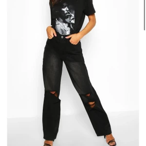 as balla byxor från boohoo - jättesnygga och bekväma jeans ifrån boohoo. Dom är väldigt efterfrågade! använda max 5 gånger!! (står ej för draken och postens slarvigheter). köpt för 250, buda!! bud ligger på 400kr + frakt. budgivning avslutas 19/6