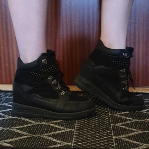 Högklackade speakers. Stl 37 - Bekväma, snygga speakers med klack. Inte använda ofta.