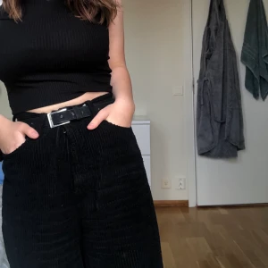 Vida manchesterbyxor  - Supercoola svarta Manchester byxor ifrån Zara! Uppsydda nertill, lite långa på mej som är 158. Bra skick! Köparen står för frakt👌🏼