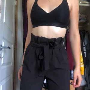 Svarta wideleg byxor - Snygga långa byxor från BikBok, med eget bälte och snygg passform. Säljes pga att ja aldrig använder de längre♥️ Kan mötas upp i Sthlm eller Vxo annars tillkommer frakt♥️♥️