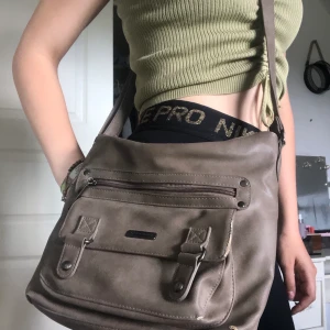 Danielray väska - Snygg väska från DanielRay♥️ Använder aldrig och går inte att köpa någonstans, kan mätas upp i Sthlm eller Vxo annars tillkommer frakt♥️ 