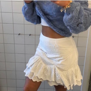 Volangkjol - Säljer denna fina kjol i nyskick💖🤩 den är i storlek 38, fraktar eller möts upp💘 perfekta sommarkjolen!