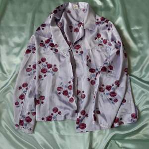 Fin & skön skjorta med fin spetskant i ärmarna och på bröstfickan. Kan skickas, köparen betalar frakt.