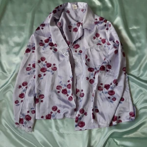 Glansig skjorta - Fin & skön skjorta med fin spetskant i ärmarna och på bröstfickan. Kan skickas, köparen betalar frakt.