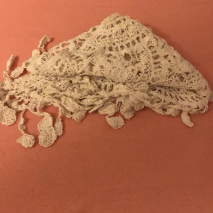 Sjal - En vit sjal från h&m. Det finns också 2 olika rosa sjalar