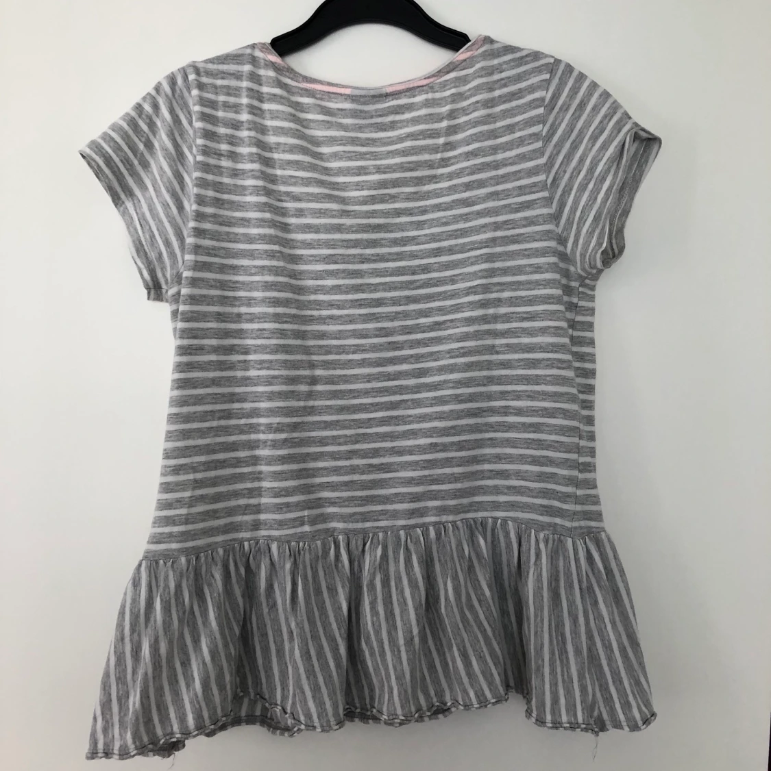 Grårandig topp från Gina Tricot - 91