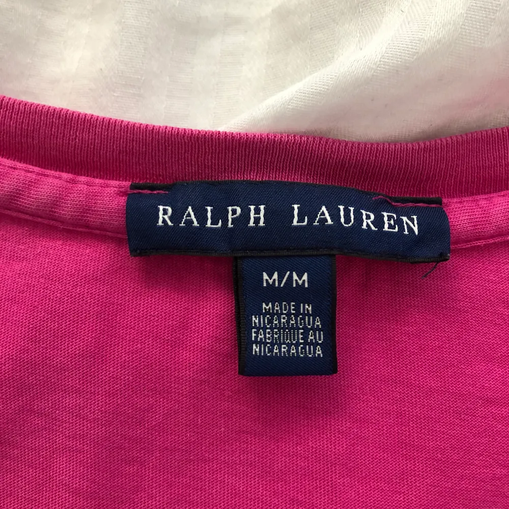 En rosa Ralph Lauren t-shirt, storlek M, fin passform, väldigt gott skick. T-shirts.