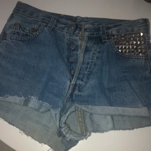 levis shorts - dessa LEVIS shorts var ett par heta favoriter en gång i tiden.. satt dit nitar själv för att piffa upp dom och WOW vad komentarer ja fick! säljer av då ja behöver rensa lite men är en xs-s så passar en som har den storleken!