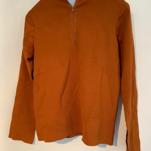 Filippa K blus - Filippa K blus som är väldigt sparsamt använd. Fina detaljer vid ärmar och hals. 