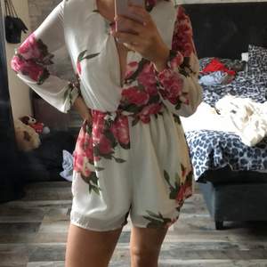 superfin blommig playsuit 🌸🌸