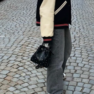 Väska - Säljer denna oanvända väska från zara, slutsåld. Köparen står för frakten, möts även upp.