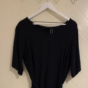 Svart klänning  - Lång klänning från Zizzi aldrig ny pris 500kr storlek S endast swisha frakt ingår