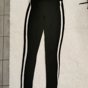 Tights  - Med vita ränder på sidorna. Storlek s 