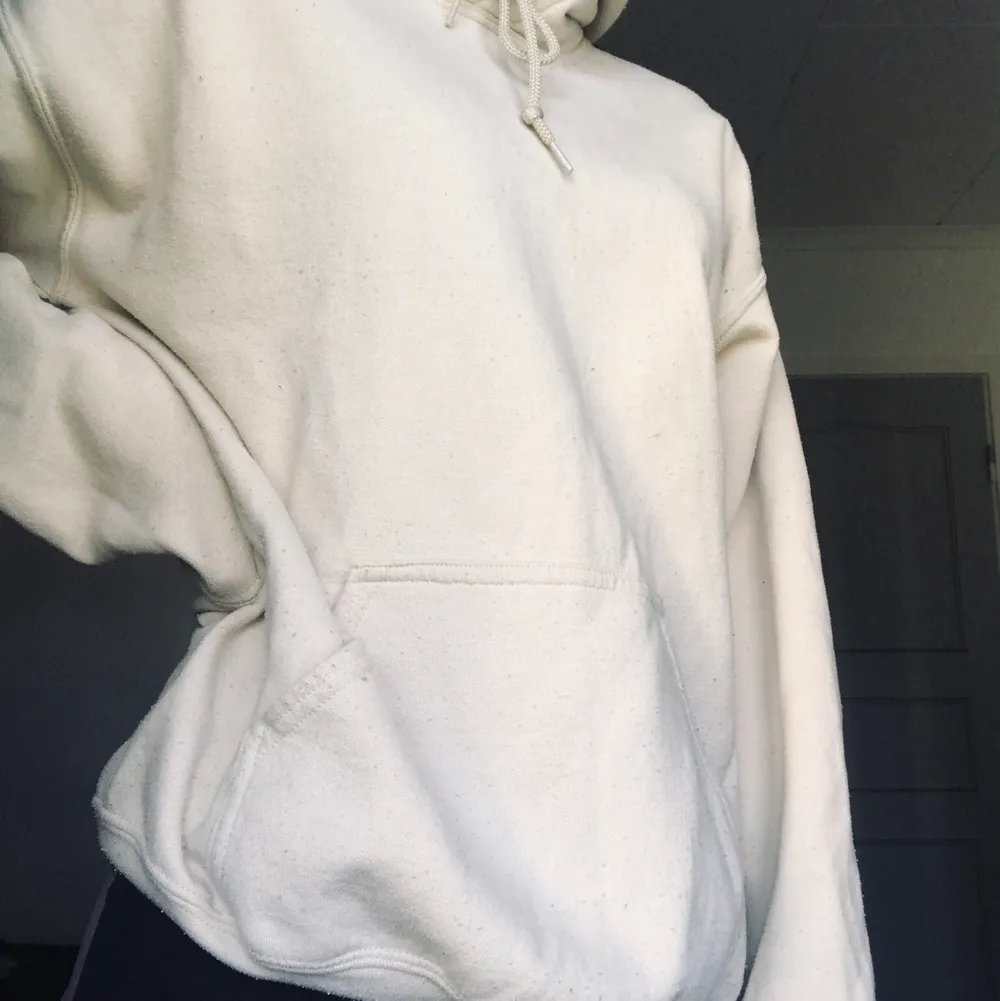 Säljer denna oversized hoodie i den perfekta beiga färgen då den tyvärr inte kommer till användning💕. Hoodies.