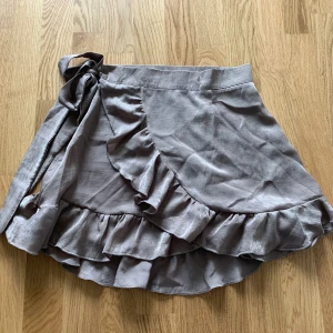 Grå/beige volangkjol - Volangkjol från boohoo. Aldrig använd. Storlek 36. 200 inklusive frakt.