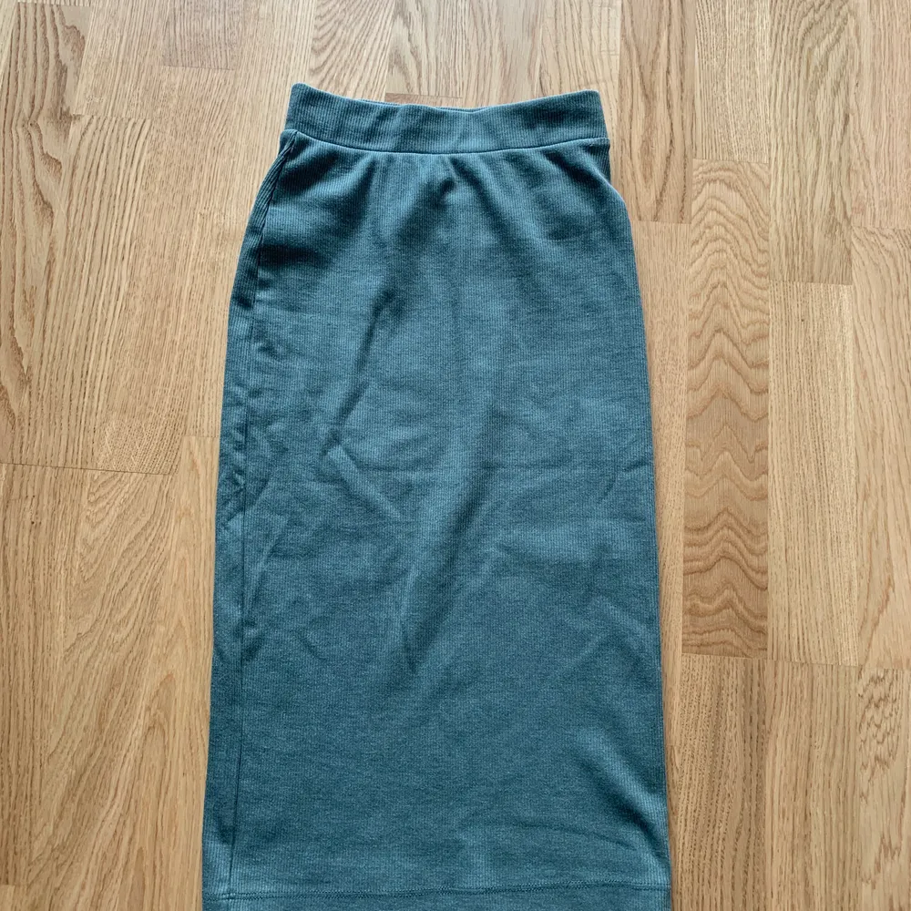 Grön tight kjol, är 171cm och går till knäna. Använd 1-2 gånger. 120kr inklusive frakt.. Kjolar.