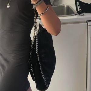 Väska  - Svart stella mccartney liknande väska som är i mycket fint skick. Väskan har stora fack och därav får man plats med oerhört mycket saker💗