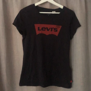 Levi’s tröja - Röd/svart Levi’s tröja!