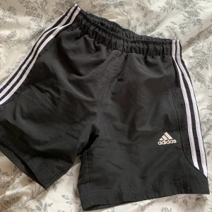 Adidas shorts i storlek S - Shorts från adidas i storlek S. Elastisk midja. Använda men i fint skick. Fri frakt!