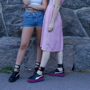 Puma FENTY ankle strap sneakers  - Säljer mina superfina Puma FENTY ankle strap sneakers. Skorna är varsamt använda. Bild lånad från Google. Bilder på orginalskor kommer.  Storlek 37. Normal i storleken. Nypris 1699kr. Jag står för eventuell frakt. 