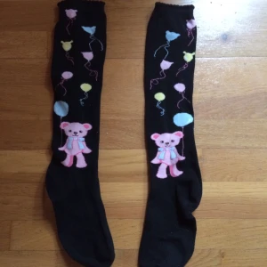 Kawaii strumpor - Söta kawaiistrumpor i one size. Oanvända. De har print på ena sidan o svarta på andra. 