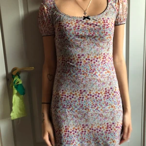 90s blommig klänning I S-M💘 - En jättefin blommig 90s klänning som endast har används 2 gånger! Den passar s för lite lösare fit och M för lite tajtare!