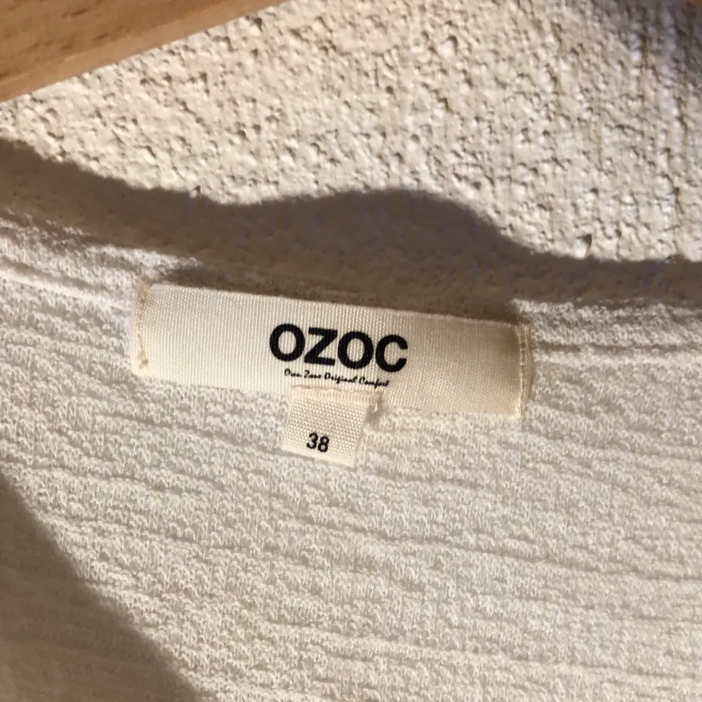 Vit t-shirt blus från OZOC. Lite genomskinlig och v-ringad. Storlek 38. Finns likadan i svart (skriv om du vill se bild), säljs tillsammans eller separat. Om de köpes tillsammans är priset 60kr. Blusar.