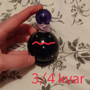 Parfym - Parfym, Brittany Spears Midnight Fantasy. Luktar sött, åt socker/strössel hållet! 3/4 kvar, om inte mer! 😁 Kika gärna in vad mer jag säljer! 💞