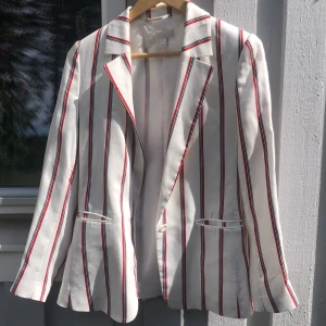 Blazer  - Snygg blazer från hm. Oanvänd. Inga fläckar eller fel. Köparen står för frakt
