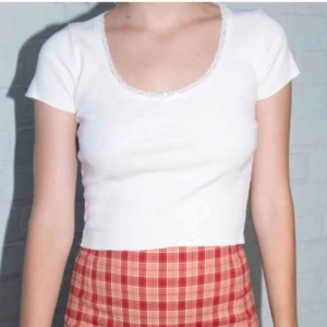  - Vit topp från Brandy Melville med spets och en rosett i kragen. Använd några gånger men som ny! 💓