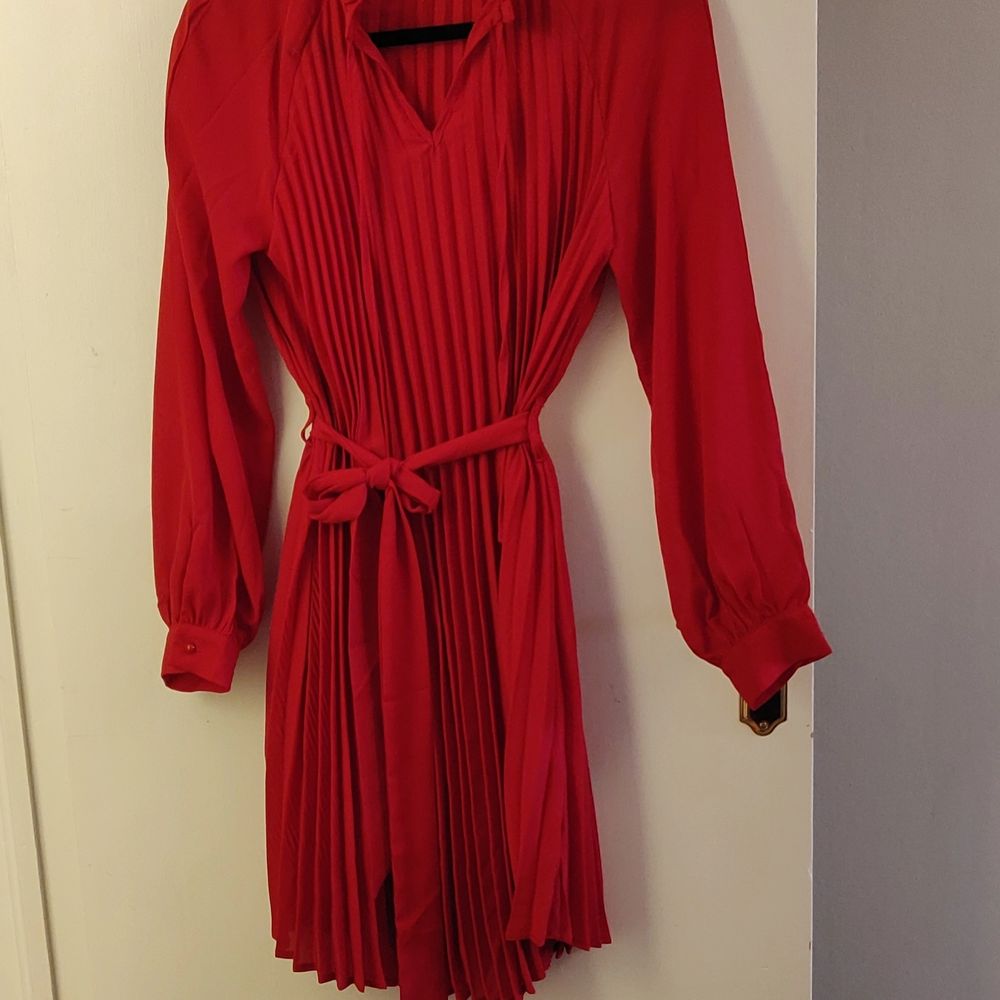 Röd klänning, helt oanvänd. Mycket fin passform! 😁 Kika gärna in vad mer jag säljer! 💞. Klänningar.