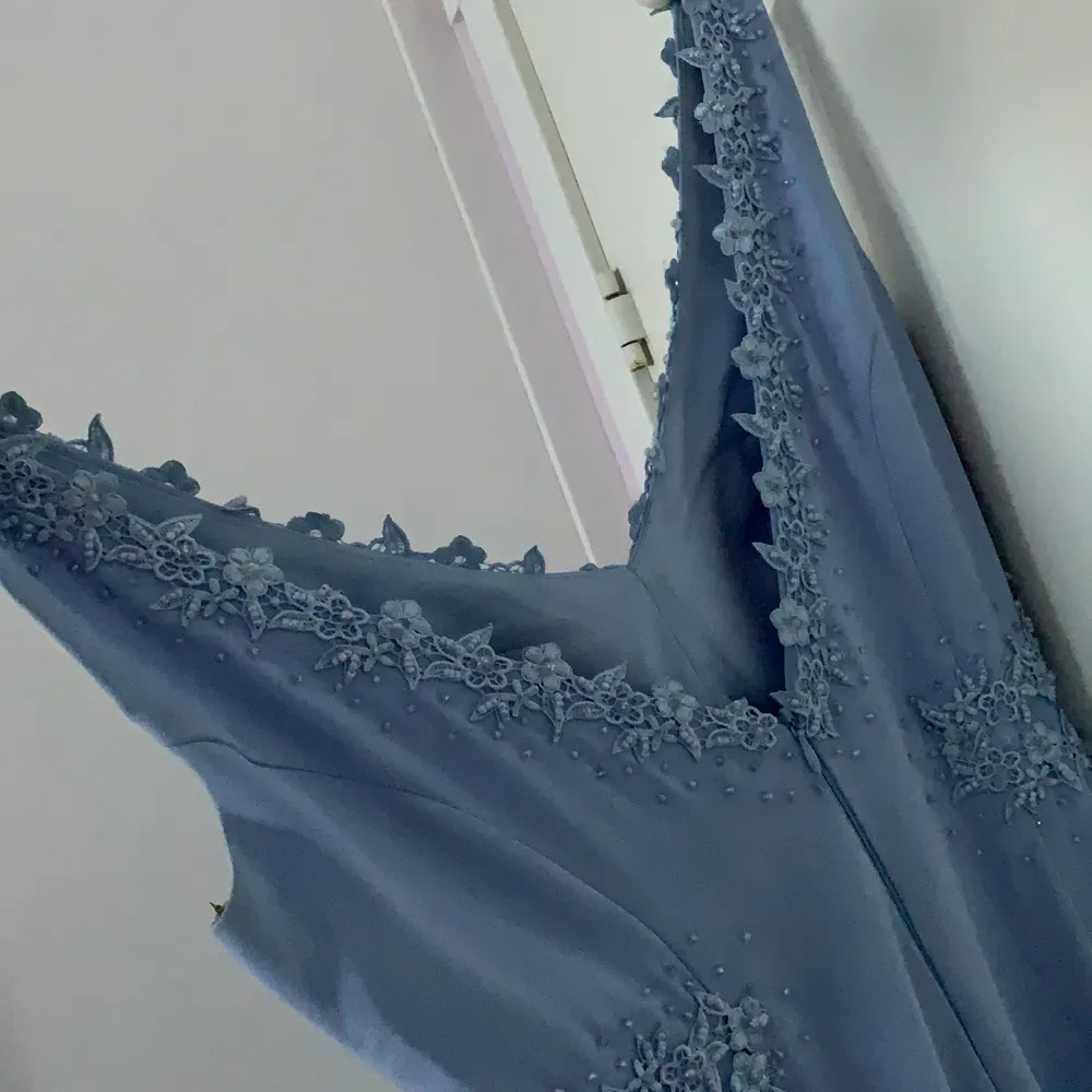 Strl S/M, babyblå festklänning, använt endast ett par timmar. Klänningar.