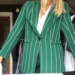 Kavaj - Grön kavaj i ifrån H&M. Använd 1 gång. 🌿💚