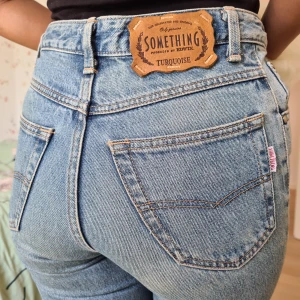 Strl S  - Vintage jeans som jag köpte på secondhand med hög midja. De har blivit för små för mig☺Superfina och i gott skick hitta inte storlek men passar S 25-26Jag är 158 cm lång.😇🥰🙂 💞