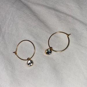 Skitfina örhängen! - Skitfina örhängen i 925 sterling silver. Det är guldfärgade ringar med små diamanter (ej äkta diamanter) som hänger. Köpte här på plick men kommer tyvärr inte till användning. Diametern är ca 1.5 cm. 