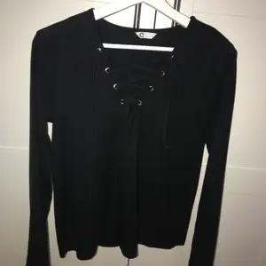 En casual svart tröja med snörning som sitter så snyggt verkligen! Köpt på Cubus för 299 kr och den är i storlek L, men skulle säga att den passar M bättre. Frakten är inte inkluderat i priset 🙈💞 Budningen börjar på 100 kr! Buda!!!😘