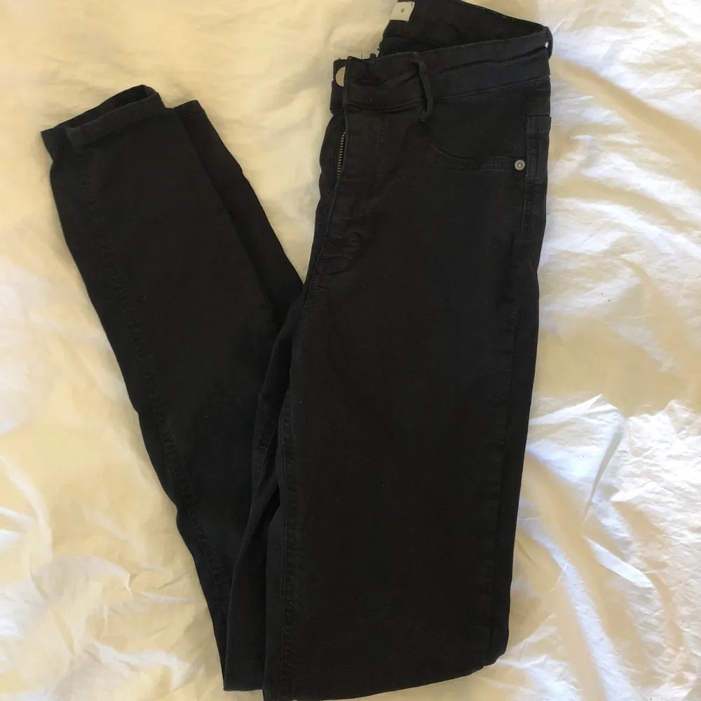 Svarta jeans i modellen ”Molly” från Gina tricot, använt ett par gånger men fortfarande i fint skick. . Jeans & Byxor.