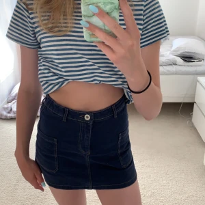 Zara kjol - Köpt för cirka 2 år sedan, säljer pga för kort tyvärr,jag är cirka 170 och de är lite för kort för mig generellt