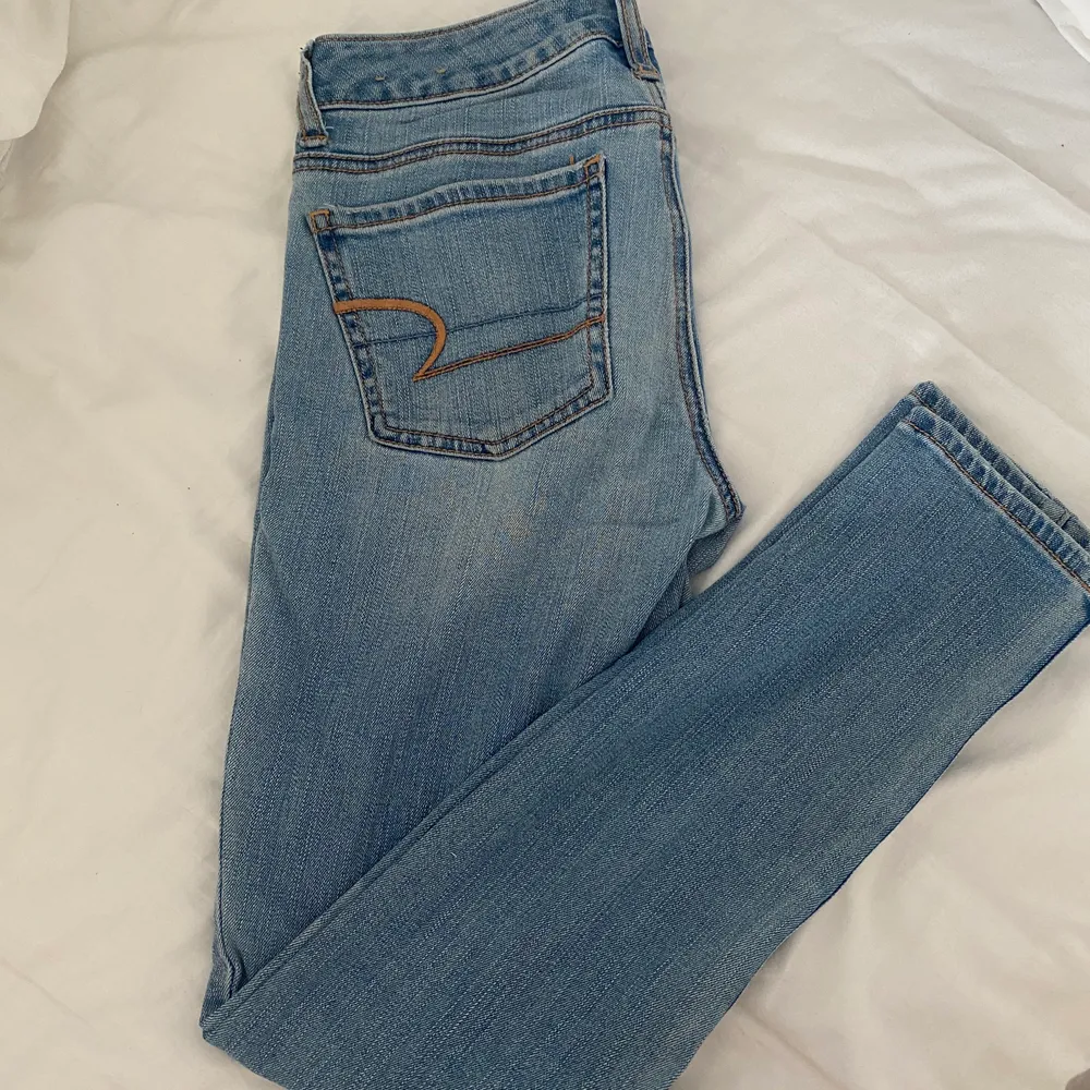 Jeans from American Eagle, sparsamt amvända i storlek 2 som motsvarar 26. Köparen står för ev fraktkostnad🌸🌸. Jeans & Byxor.