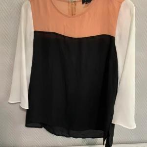 Blus med dragkedja där bak - En fin blus från london. Frakt betalas av köparen.  