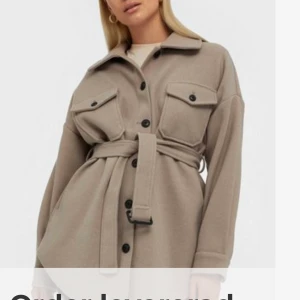 Snygg jacka från Nelly  - Säljer min snygga jacka pga att den är lite lång på mig (160). Storlek 36, slutsåld på Nelly. Färgen är den på första bilden. Högst bud får dom, köpare står för frakt ❣️