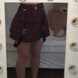 Killstar kjol / strl S - Killstar kjol med mycket detaljer. Använd ett fåtal gånger så den är fortfarande i mycket bra skick! 🕷