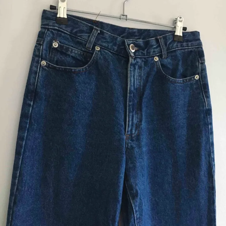 Ett par mörkblå jeans köpta second hand i Barcelona. Passar en 26 tum i waist och 32 tum i benlängd, vilket motsvarar en 34/36 i europeisk storlek. Passformen är lik Monkis modell Kimomo. I bra skick!. Jeans & Byxor.