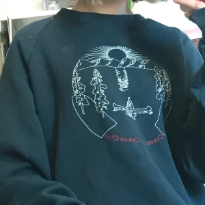 Sweatshirt  - Sweatshirt ifrån weekday, du betalar frakten men möts gärna upp i Stockholm för enkelhetens skull!